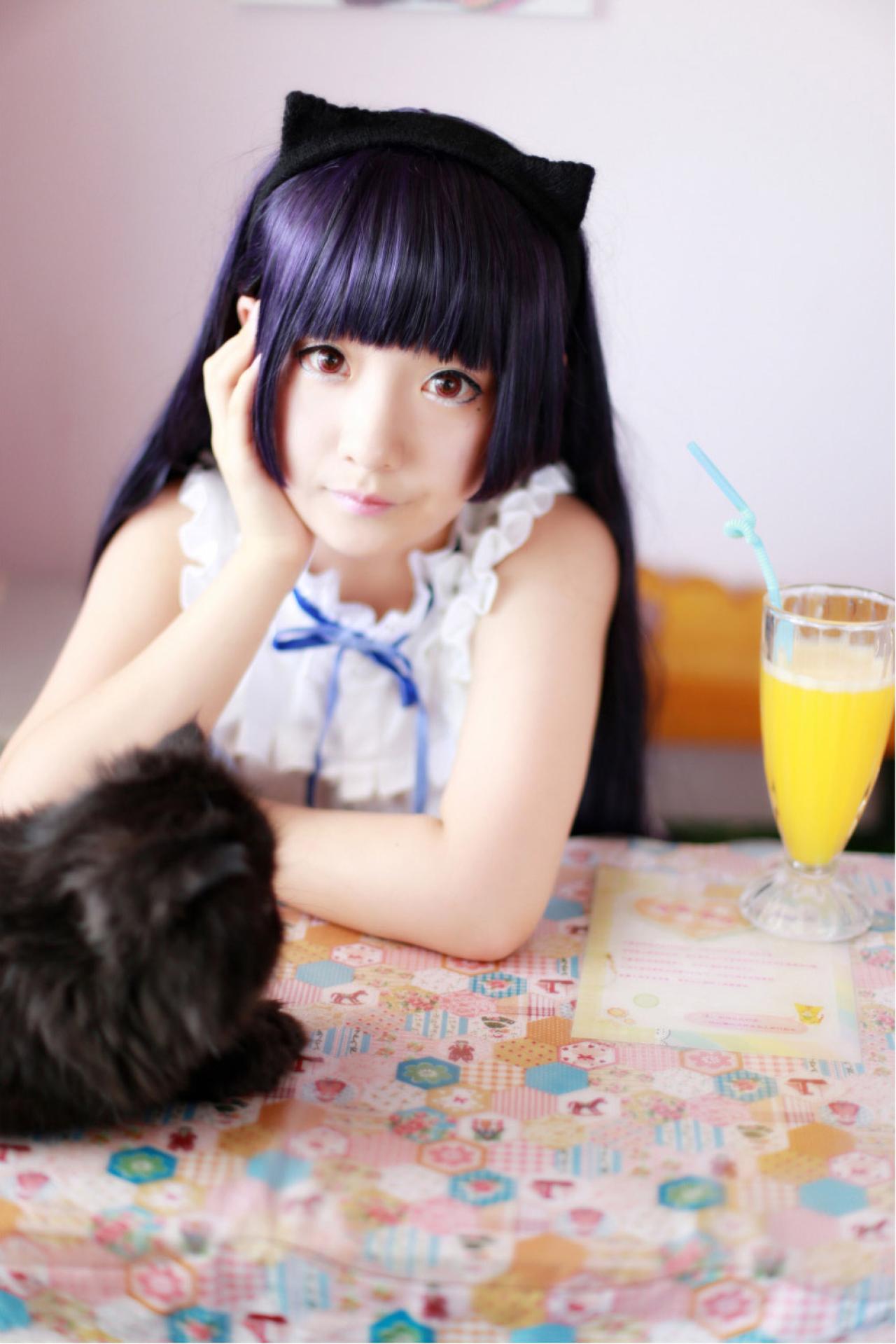 AOI扮演五更琉璃扒在餐桌上，小黑猫正看着她