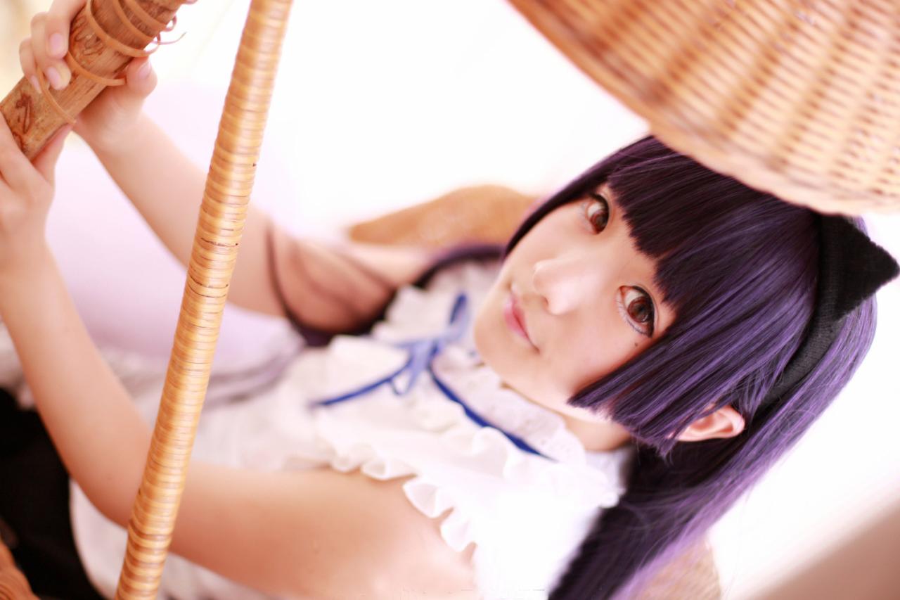 AOI扮演五更琉璃扶着杆子