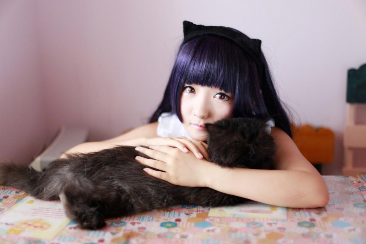 AOI扮演五更琉璃把小黑猫搂紧怀里，小黑猫闭上了眼睛