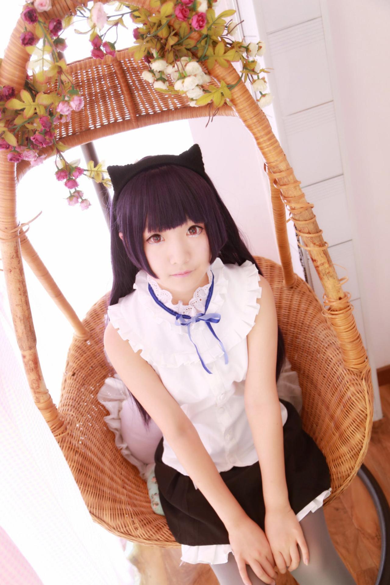 AOI扮演五更琉璃坐在吊兰上俯拍全身