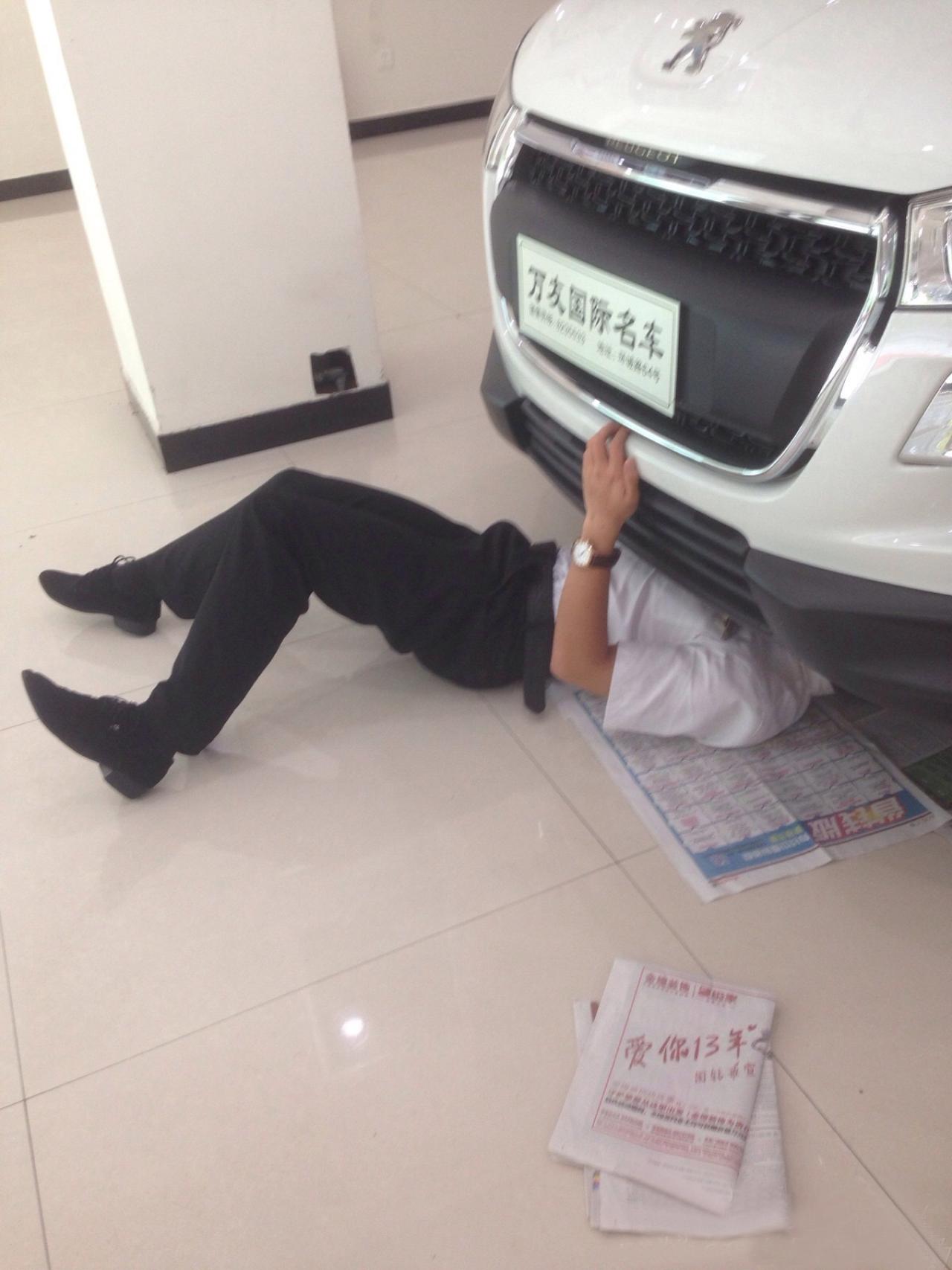 小王为躲避监控，将头钻到车底下，睡午觉被同事发现记录