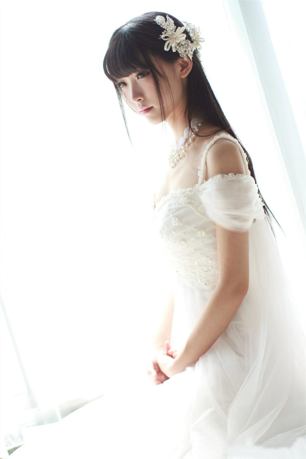 小起扮演新娘静坐在窗前