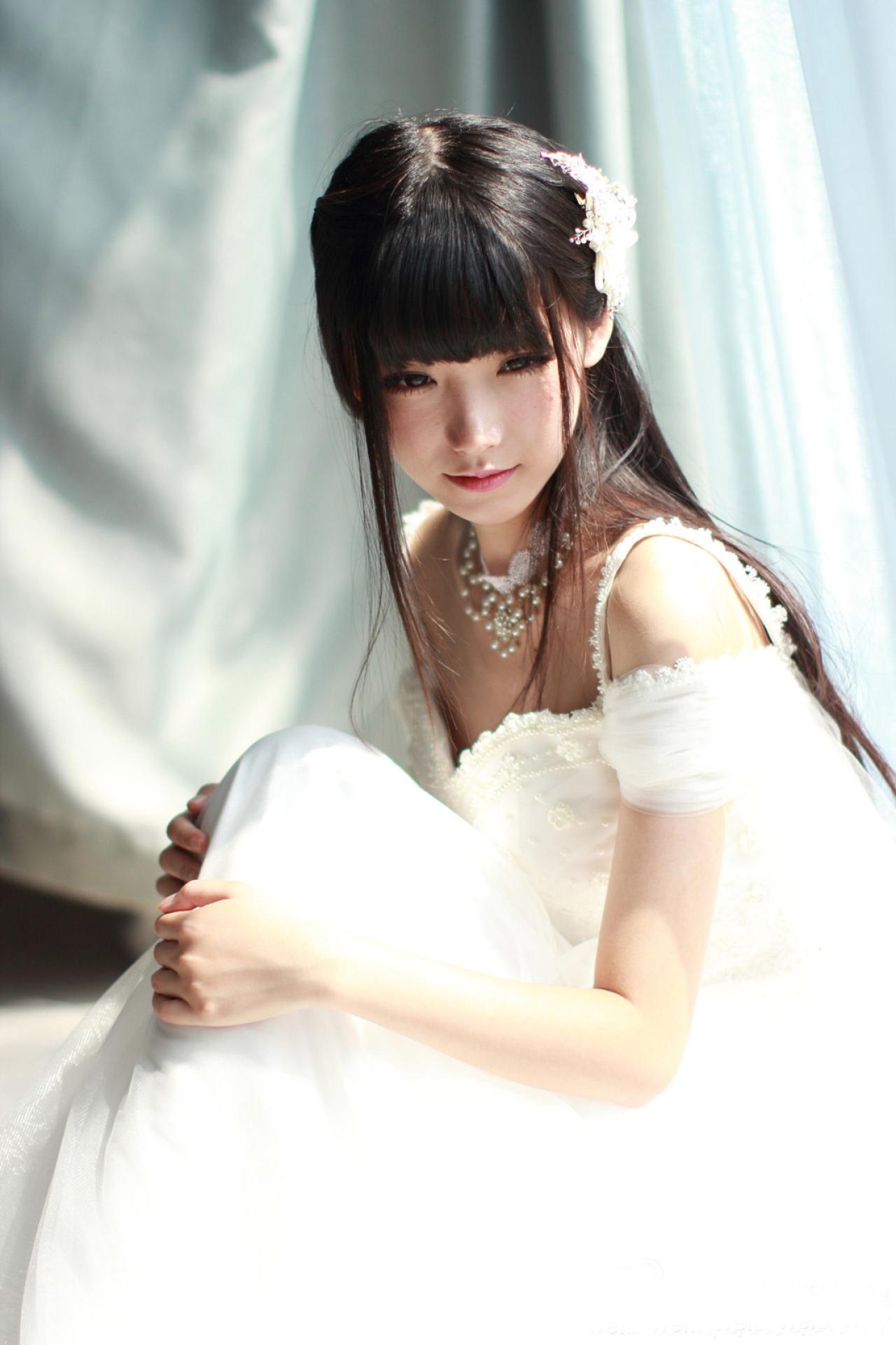 小起扮演信念坐在窗边抱着膝盖，低头看地侧面照