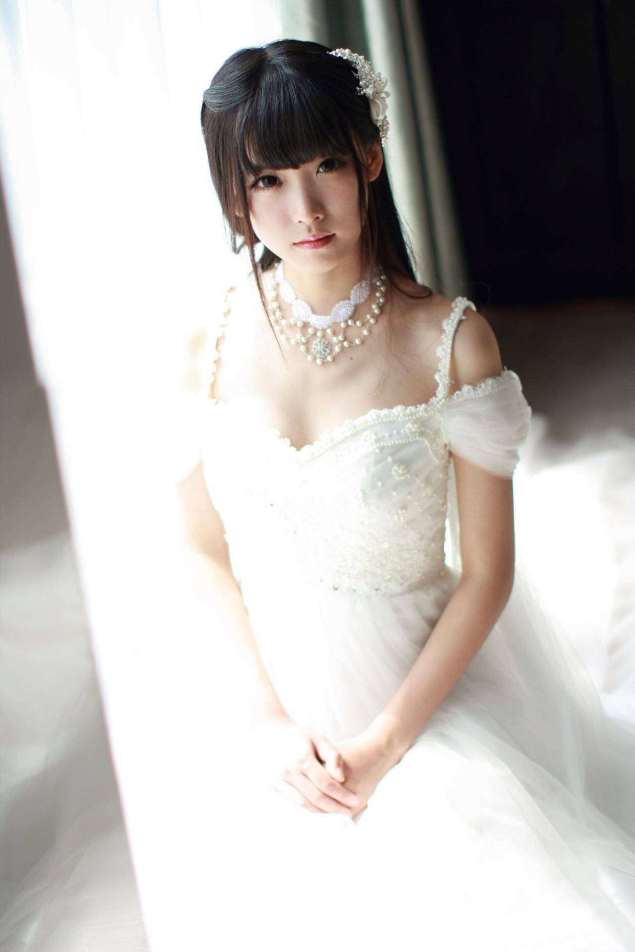 小起扮演新娘坐在窗台