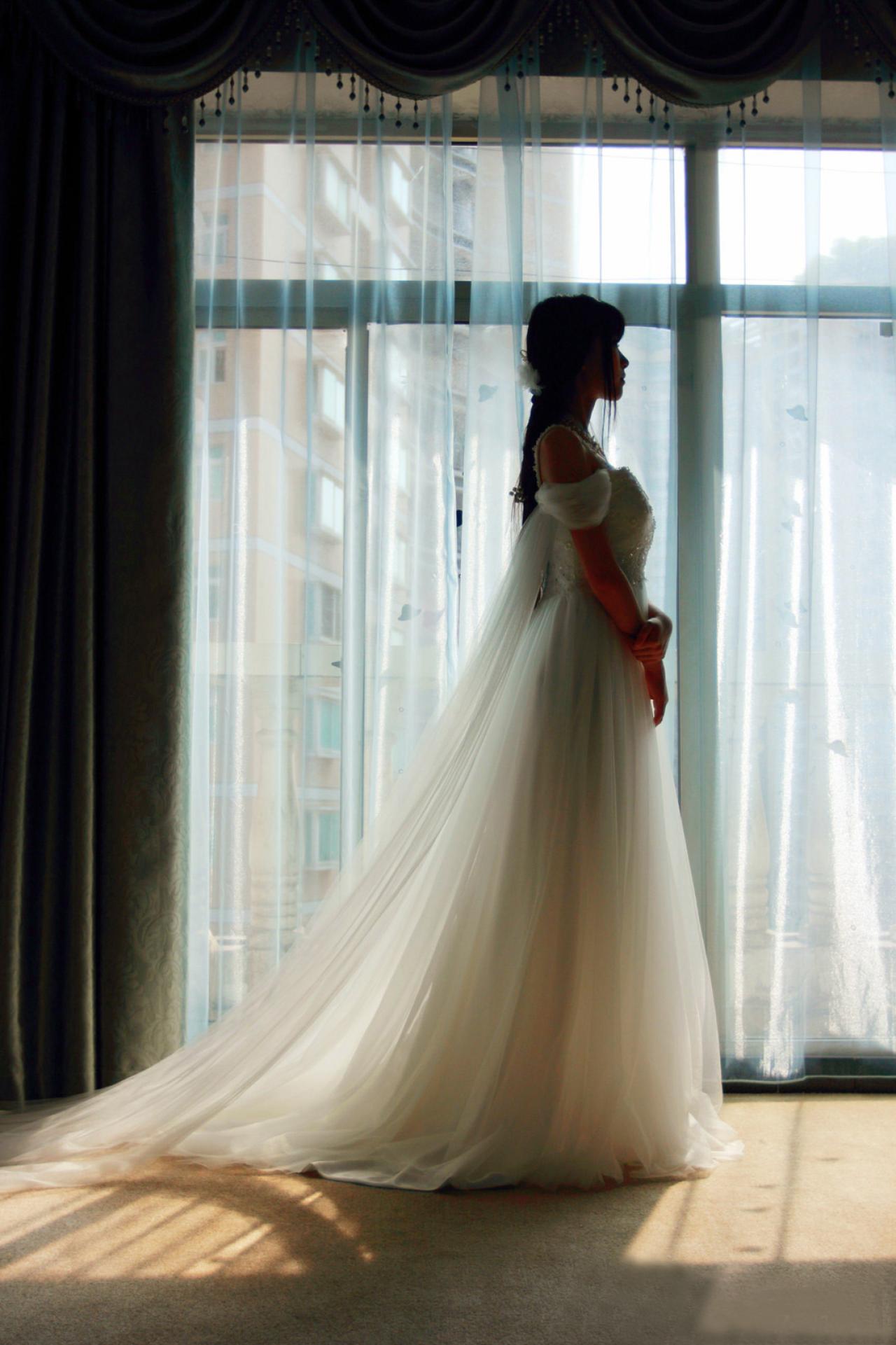 小起扮演新娘在窗边全身侧面照