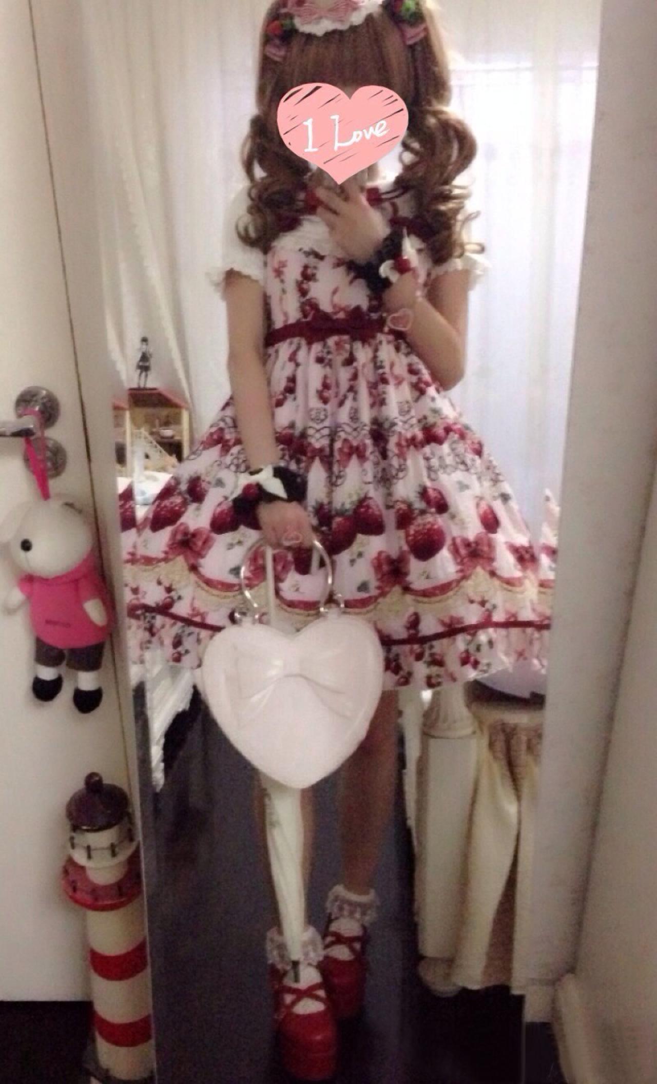 二小姐身穿高腰草莓连衣裙拎着伞和包