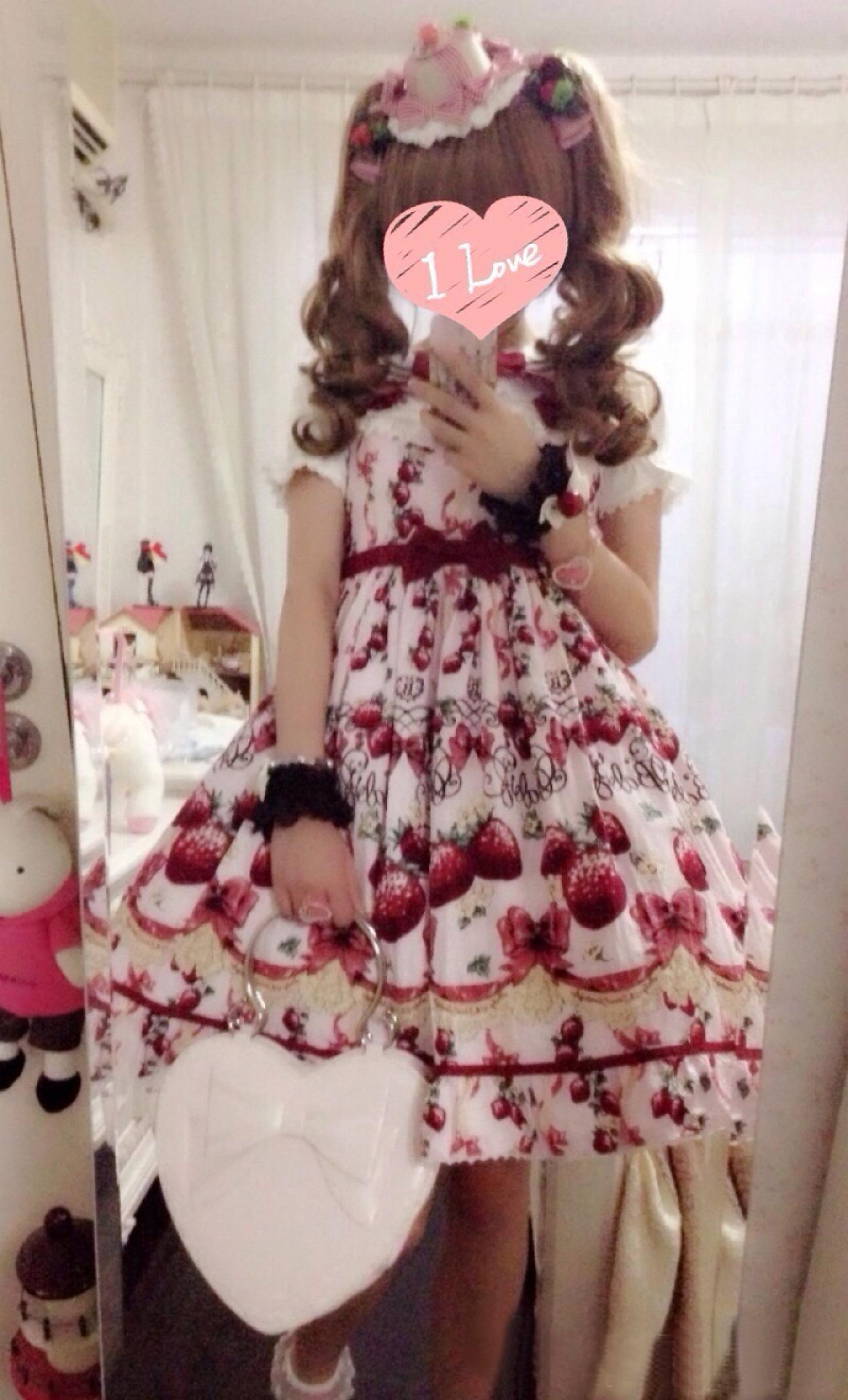 二小姐身穿高腰草莓连衣裙拎着心形手提包