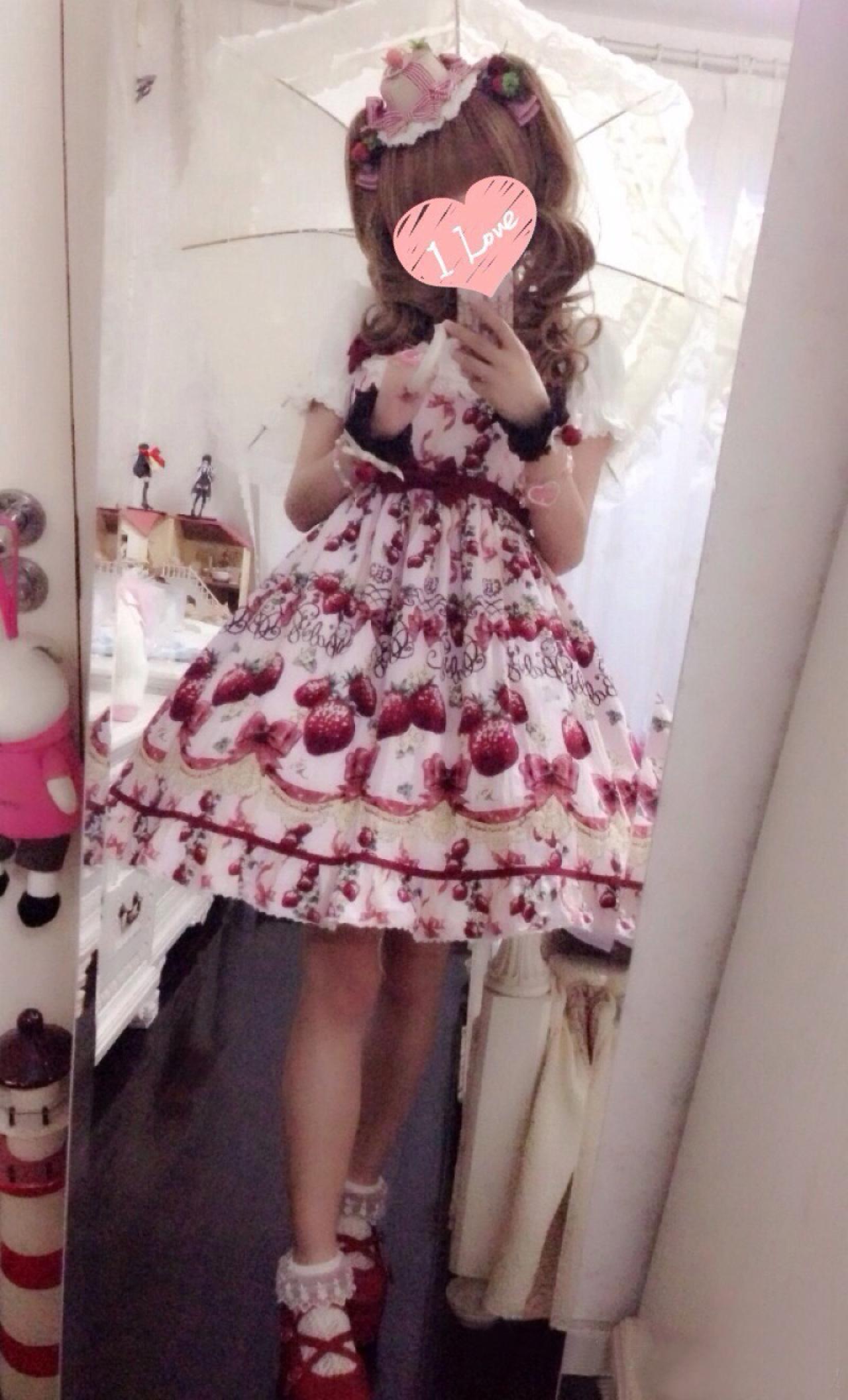 二小姐身穿高腰草莓连衣裙撑着伞