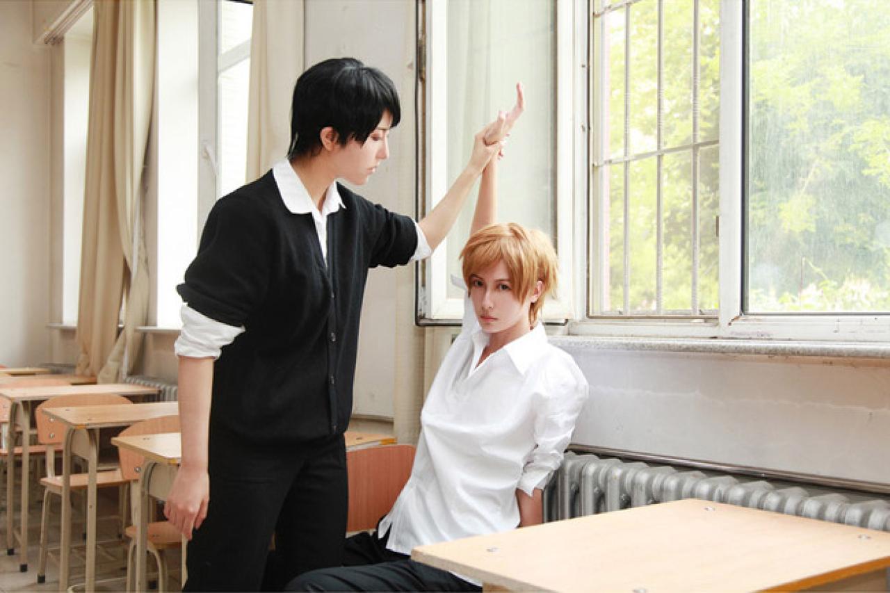 乌童抓起三城的手：要动手，你得先能打到我。三城：……