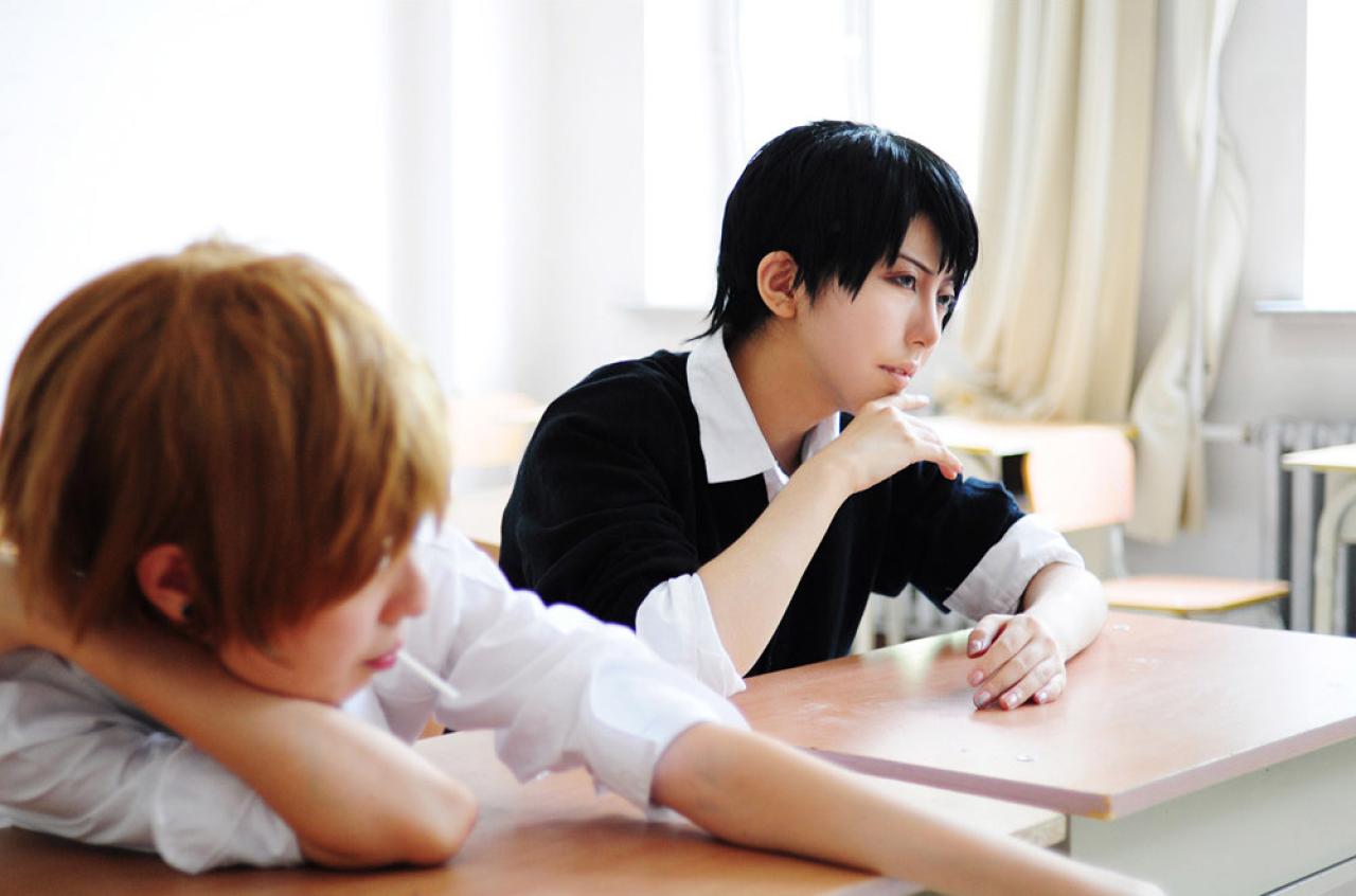 乌童在思考，三城则慵懒地扒在桌子上叼着棒棒糖