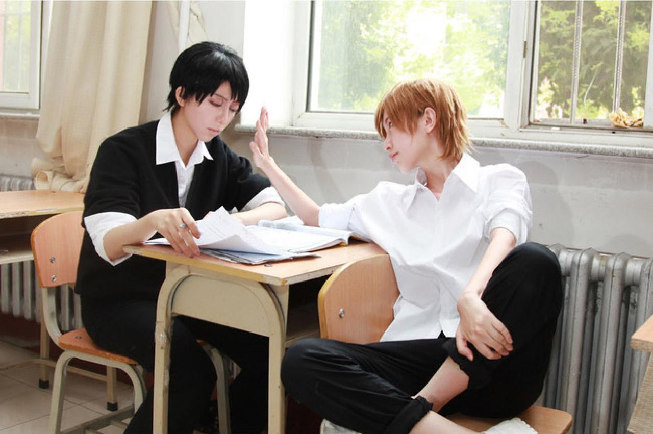 三城把手放在乌童的书上摇一摇