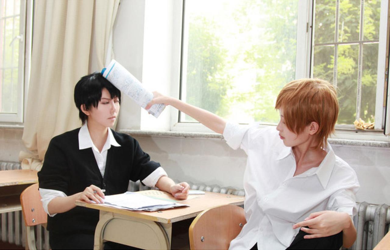 三城把卷子轻轻打在乌童头上