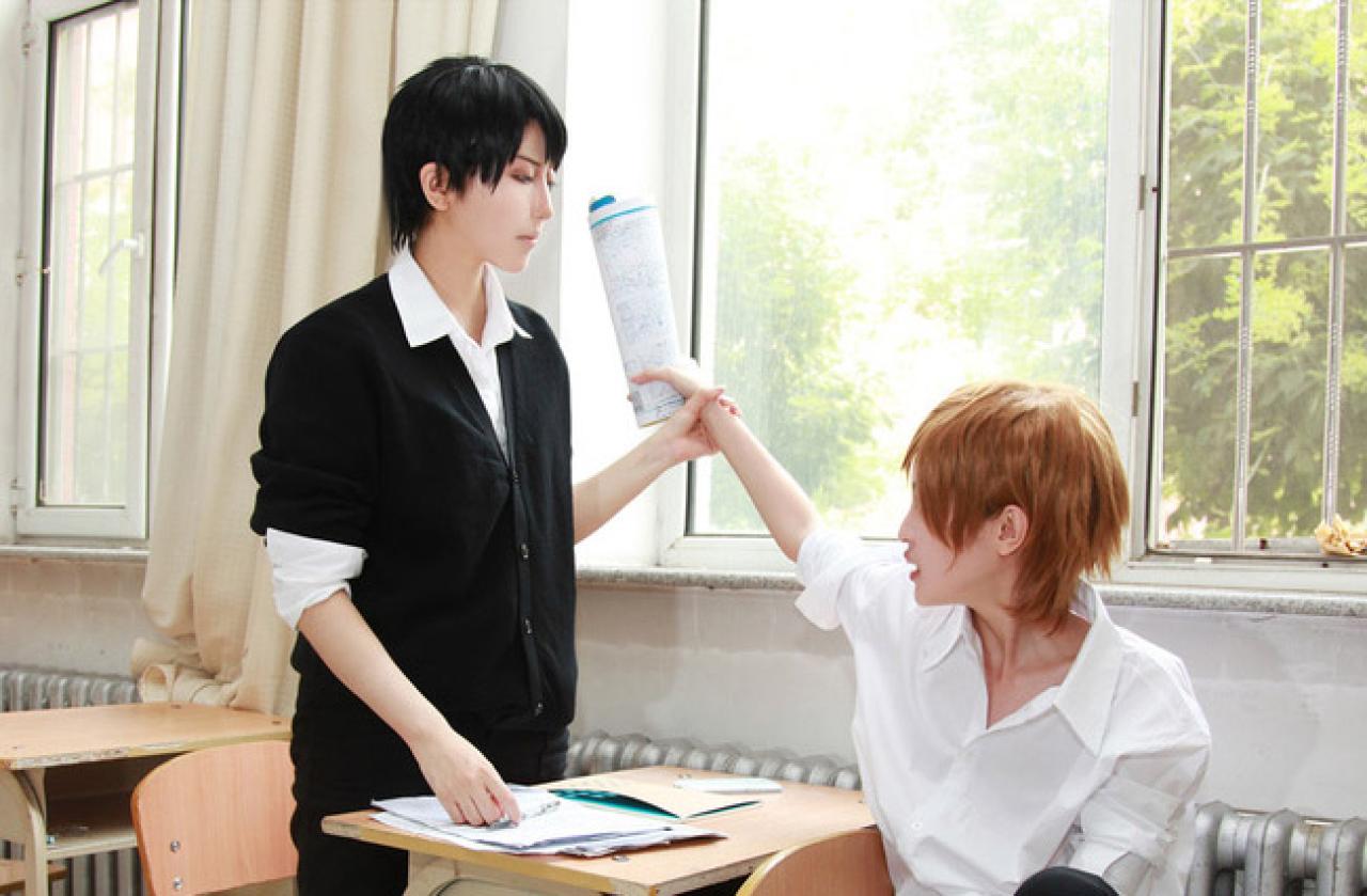 乌童抓住三城拿卷子的手，一捏，三城：好疼