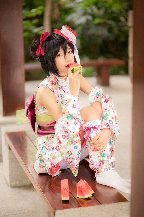 哀子扮演矢泽妮可正在咬一小块西瓜正面照