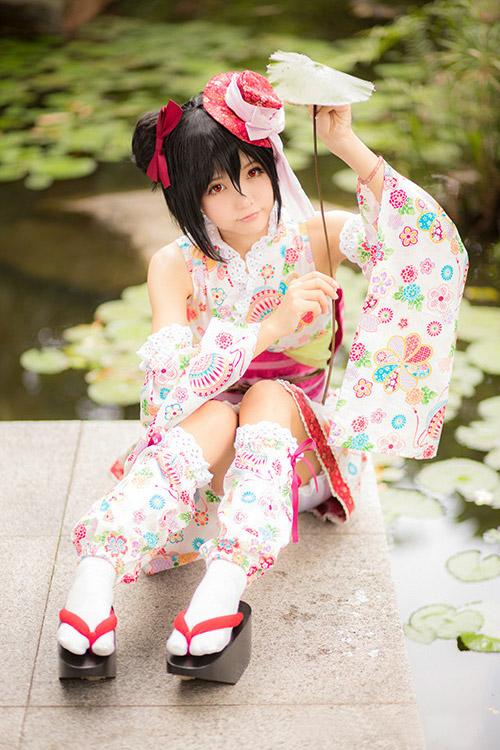 哀子扮演矢泽妮可撑着荷叶