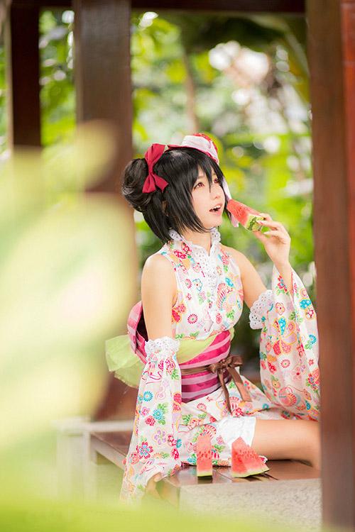 哀子扮演矢泽妮可正准备吃西瓜侧面