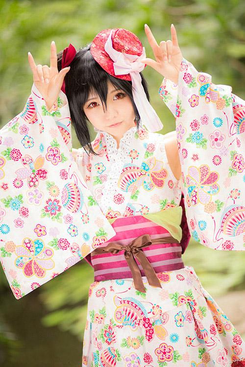 哀子扮演矢泽妮可双手放在耳侧卖萌