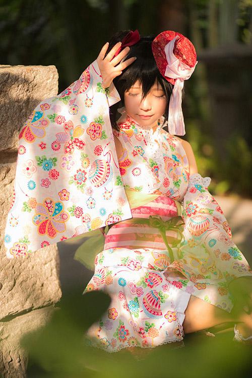 哀子扮演矢泽妮可用手遮挡阳光