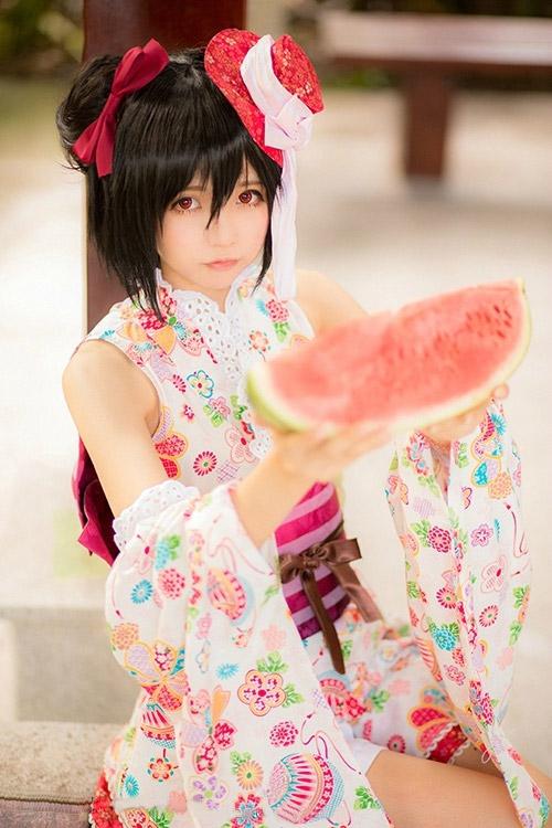 哀子扮演矢泽妮可端着一块西瓜