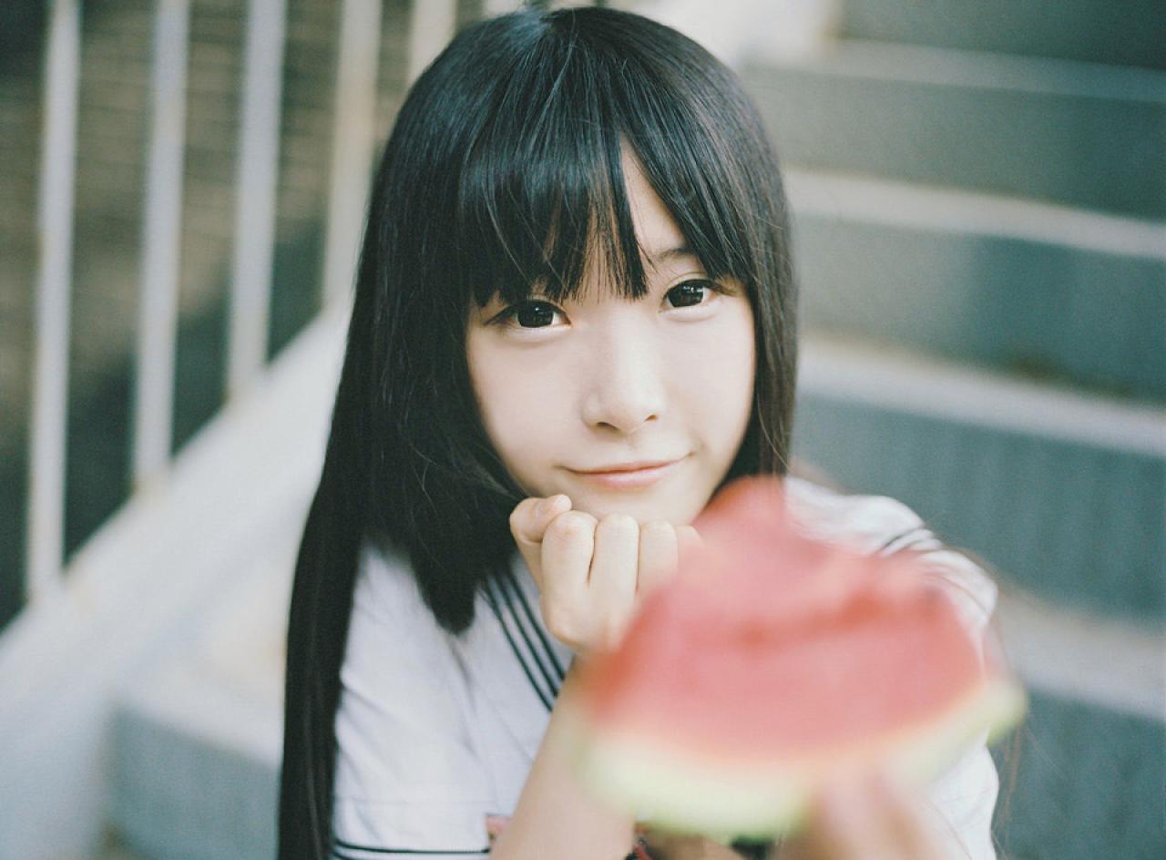 小起拿出西瓜送向镜头