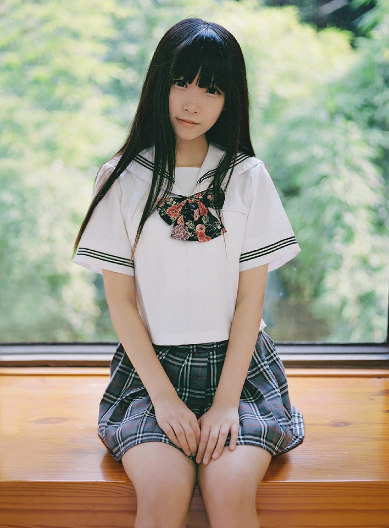 小起安静的坐在窗台上