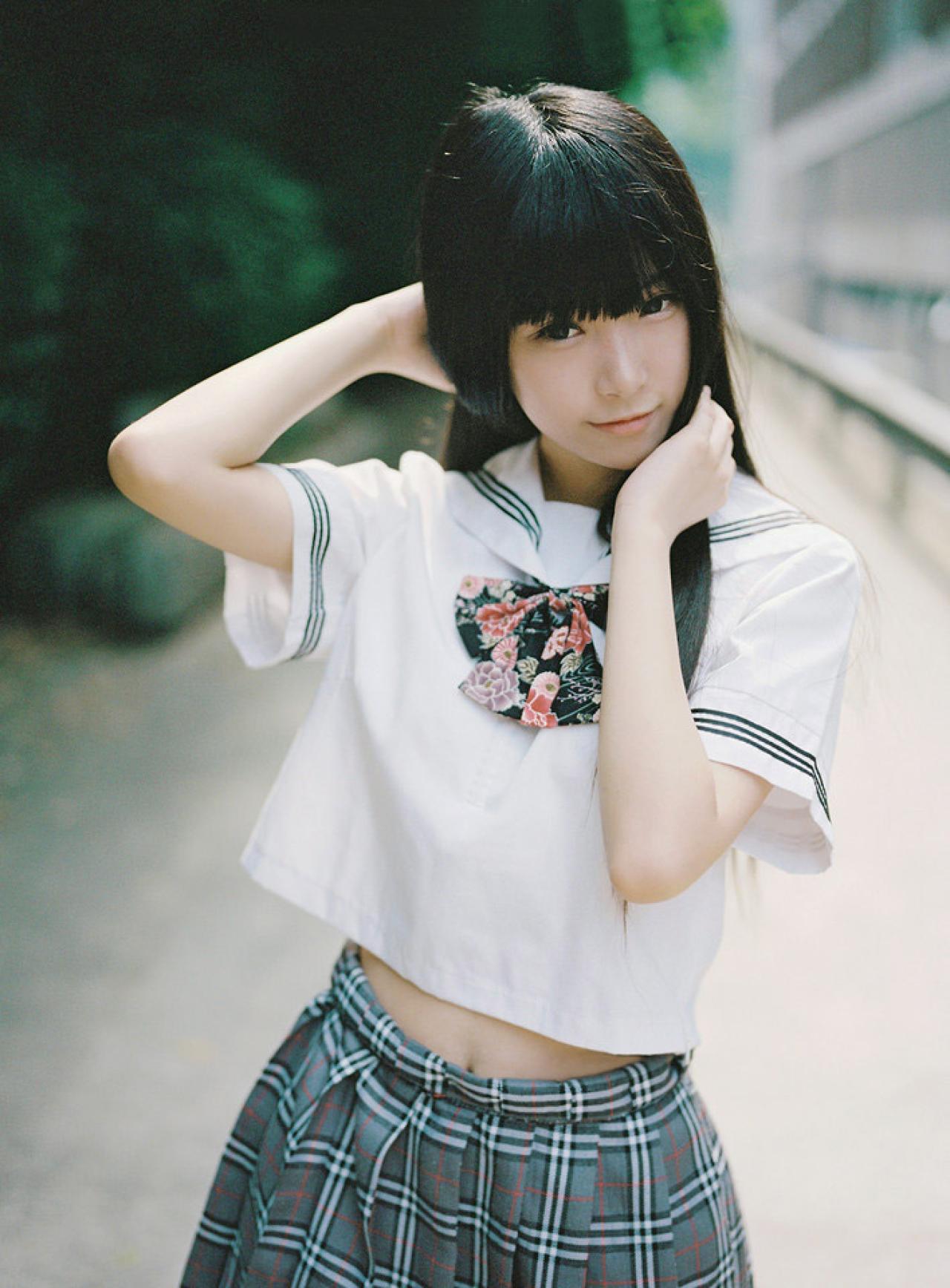 小起摆起了一个姿势全身正面照