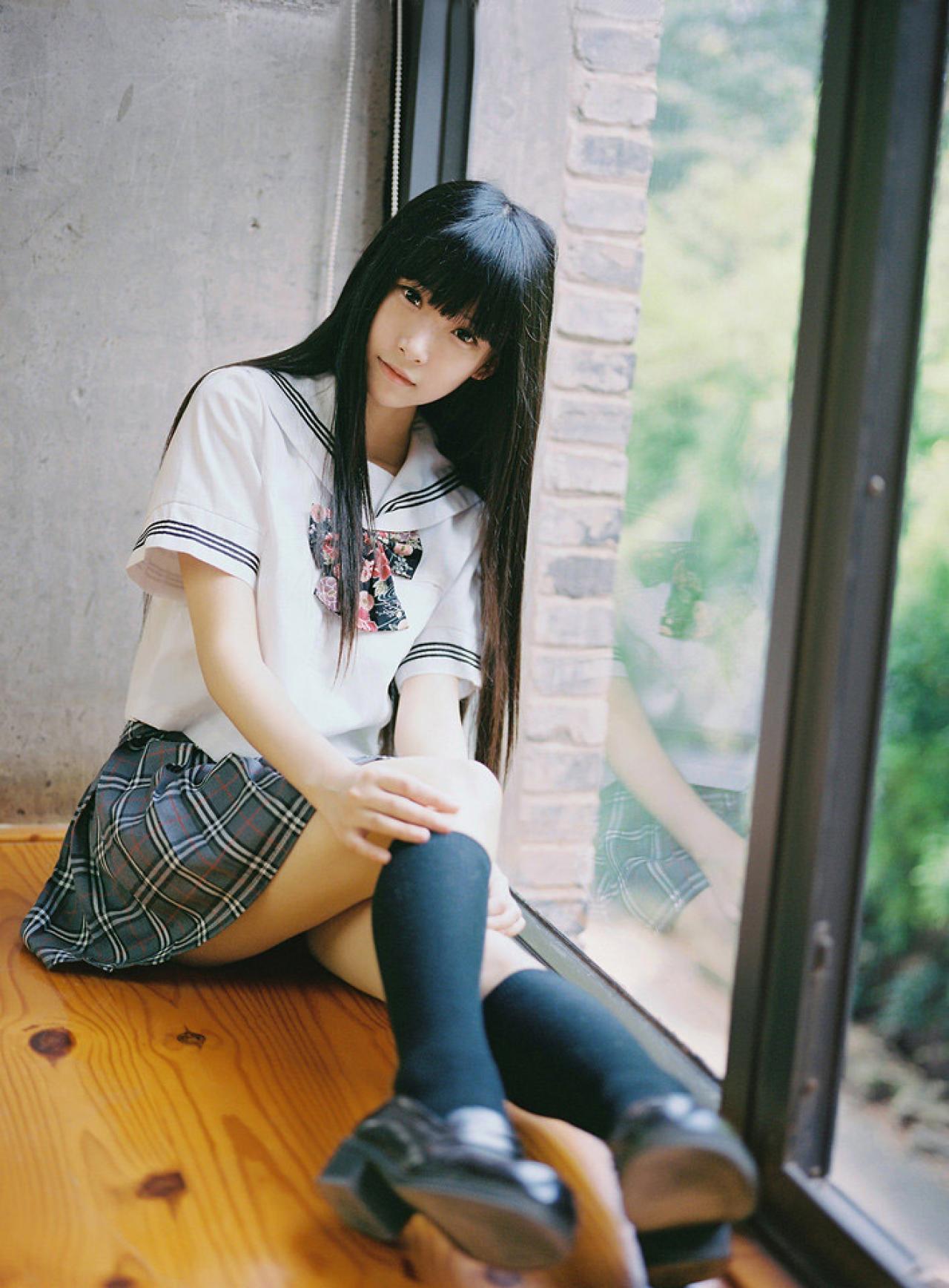 小起整个人坐在窗台