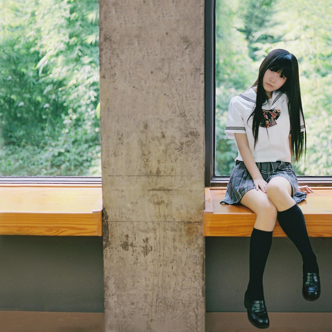 小起坐在斑驳的立柱分隔的窗台一侧