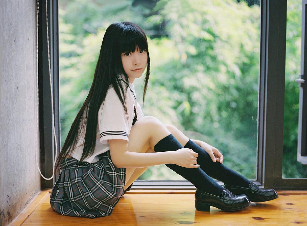 小起整个人坐在窗台上侧面照