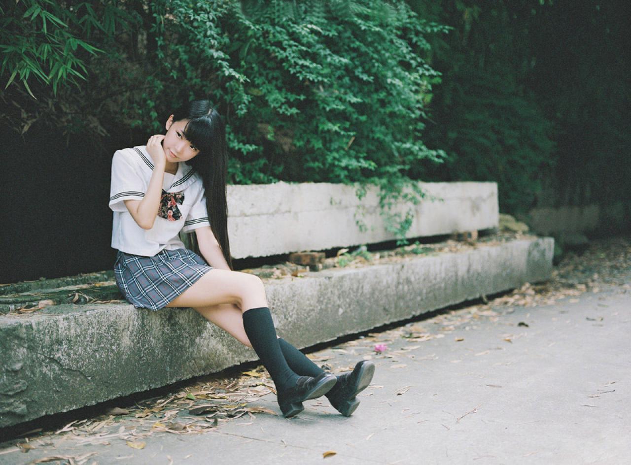 小气坐在青石台阶上