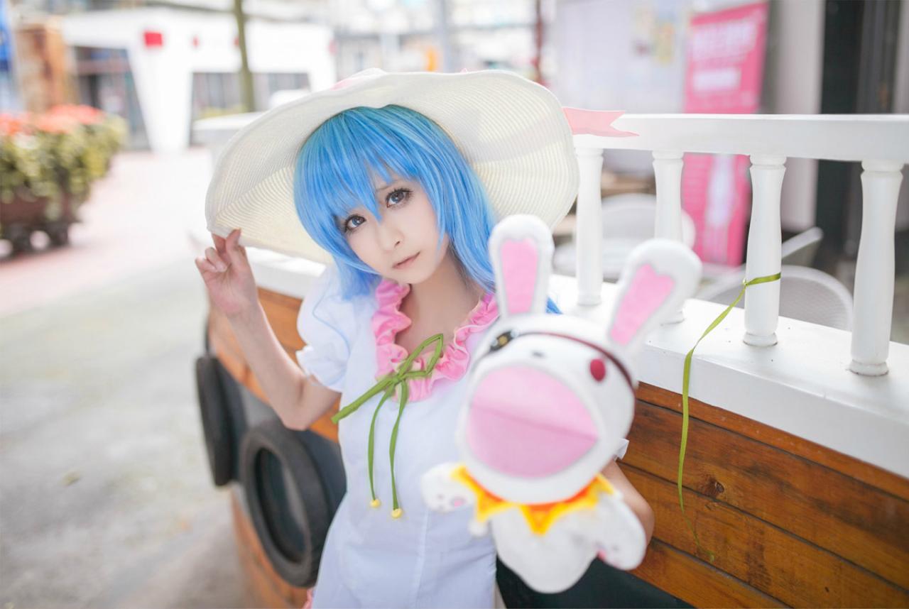 桃小陌扮演四糸乃拿着四糸奈兔子人偶，右手捏着帽檐