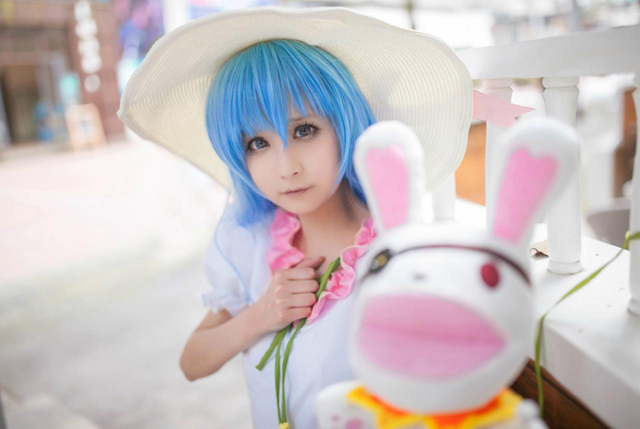 桃小陌扮演四糸乃拿着四糸奈兔子人偶，左手放在胸口