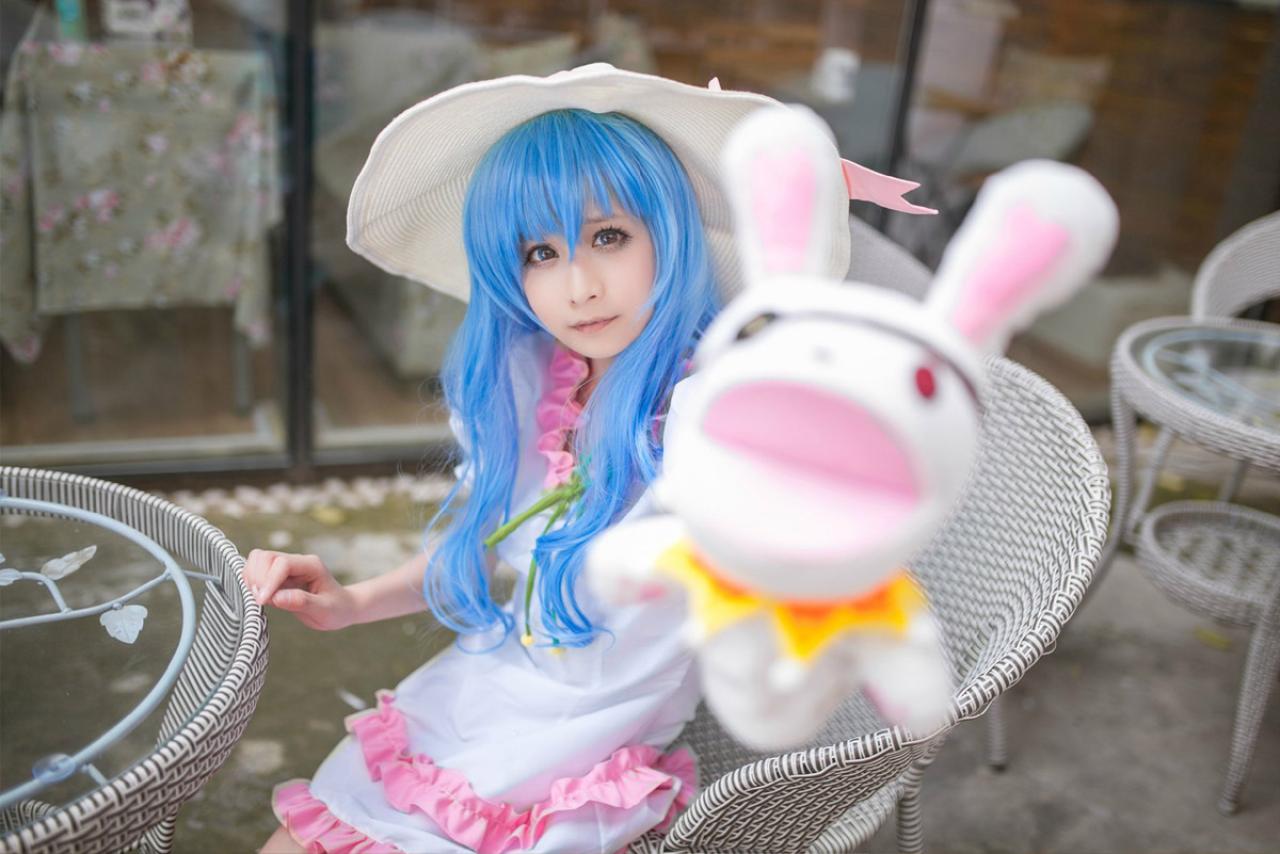 桃小陌扮演四糸乃坐在休闲椅上拿着四糸奈兔子人偶