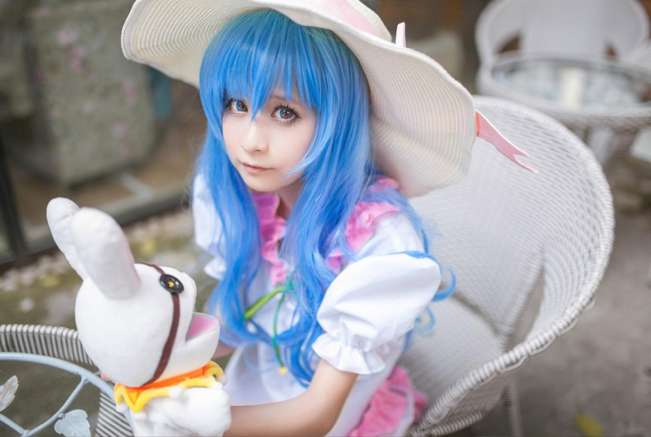 桃小陌扮演四糸乃拿着四糸奈兔子人偶，看着镜头