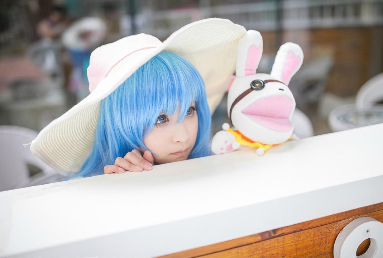 桃小陌扮演四糸乃拿着四糸奈兔子人偶躲在矮墙后面，看墙的另一侧