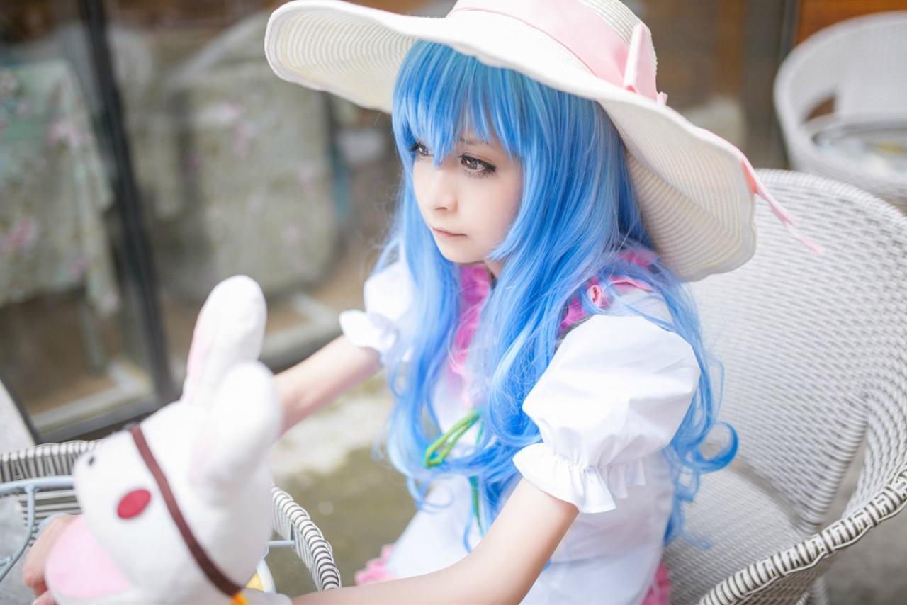 桃小陌扮演四糸乃坐在休闲椅上，侧脸照