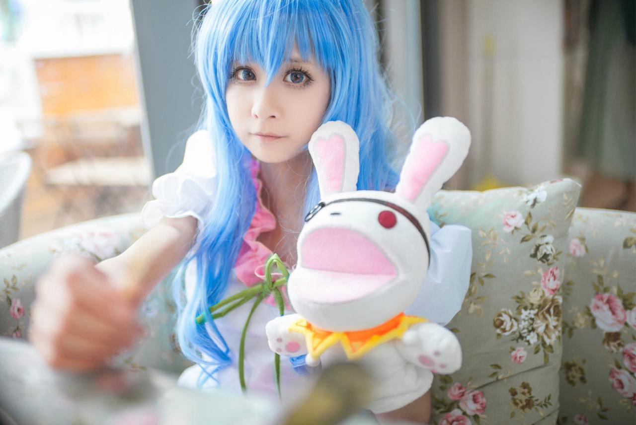 桃小陌扮演四糸乃拿着四糸奈兔子人偶坐在沙发上，向镜头竖起大拇指