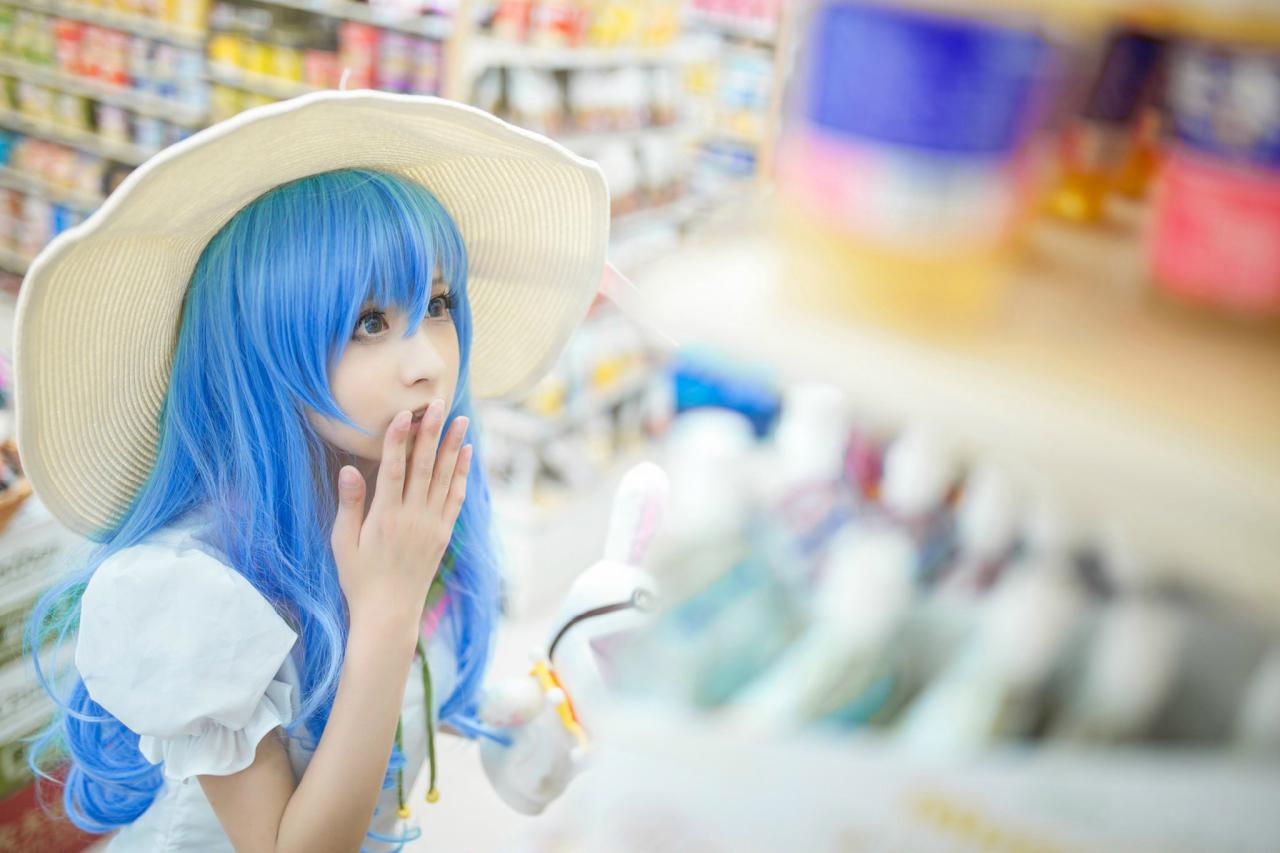 桃小陌扮演四糸乃拿着四糸奈兔子人偶在超市里，惊奇地看着货架