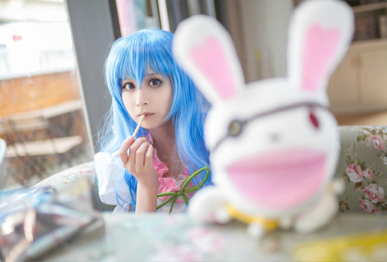 桃小陌扮演四糸乃放下四糸奈兔子人偶，吃着饼干，虚化兔子