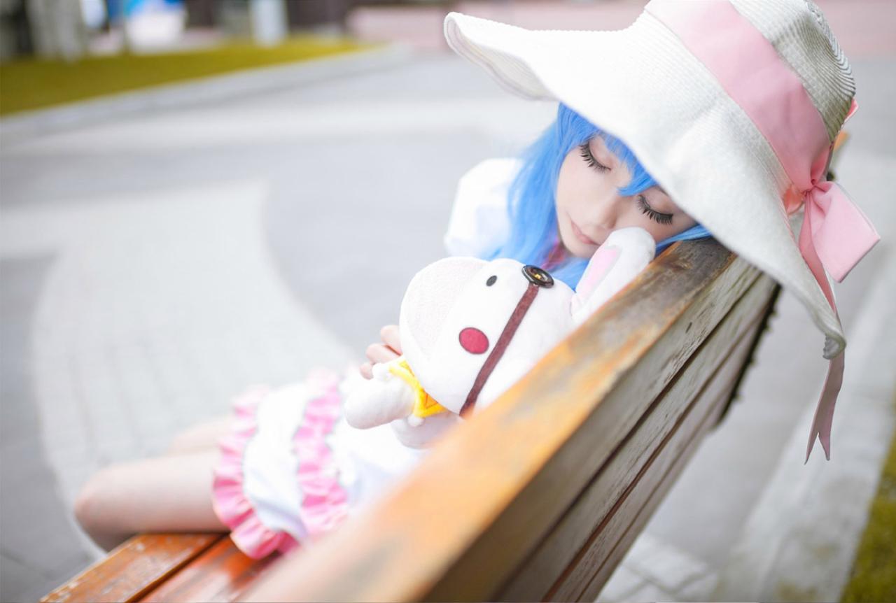 桃小陌扮演四糸乃拿着四糸奈兔子人偶，斜靠在长椅上，睡着了的样子
