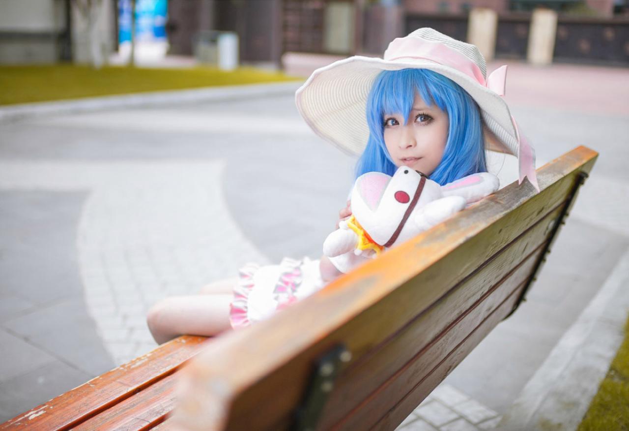 桃小陌扮演四糸乃拿着四糸奈兔子人偶靠在长椅上