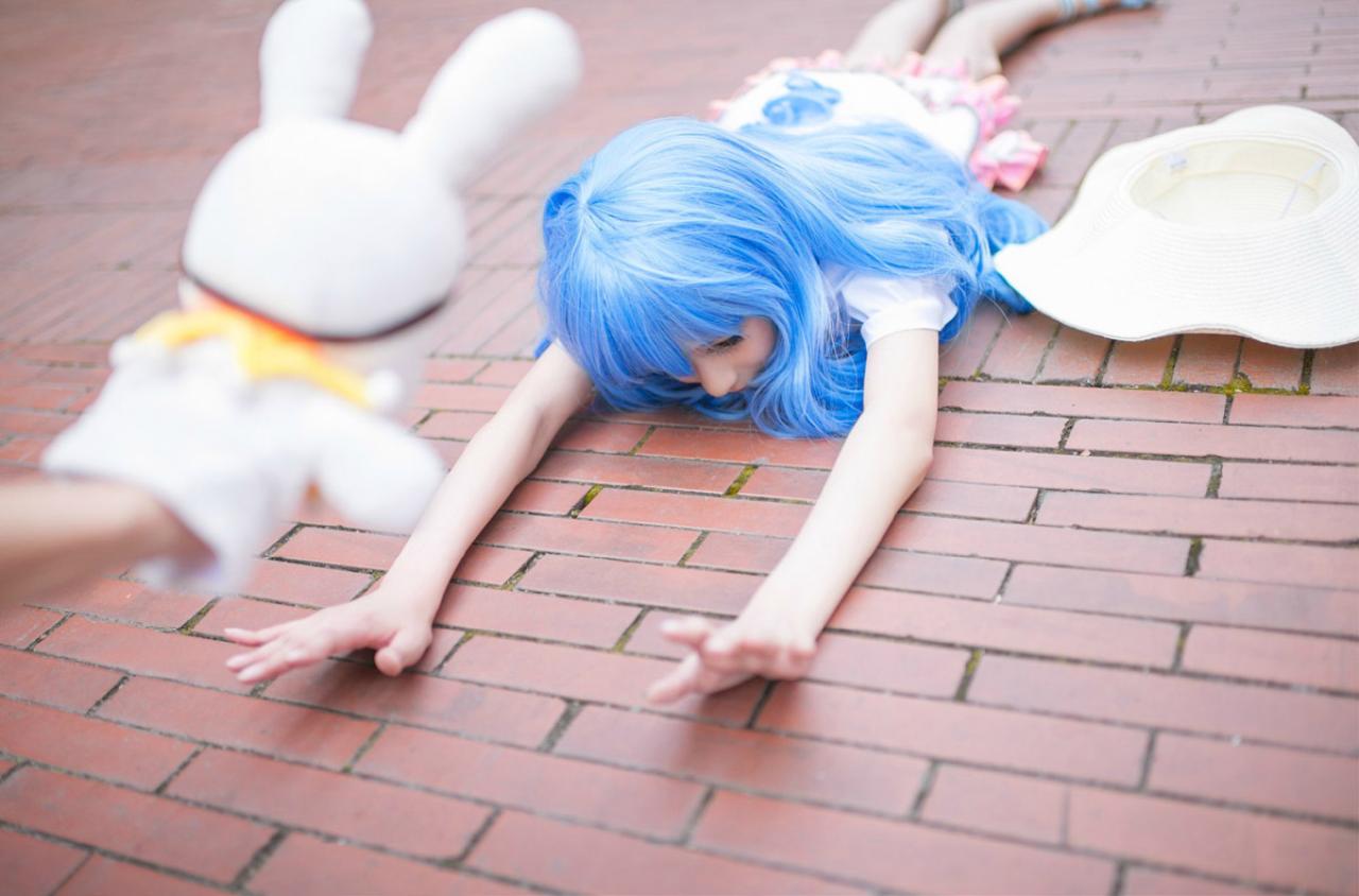 桃小陌扮演四糸乃平地摔，四糸奈兔子人偶给四糸乃鼓劲