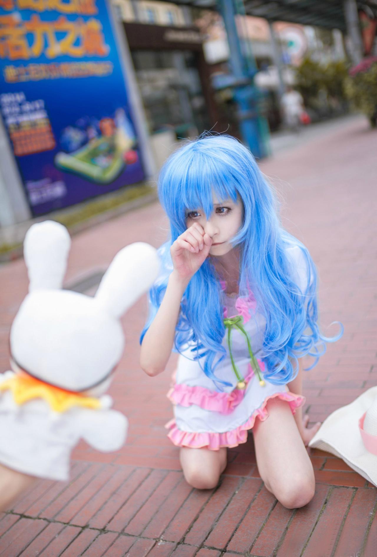 桃小陌扮演四糸乃从地上爬起，揉揉眼睛，想哭未哭的神情，看看正关心自己的四糸奈兔子人偶