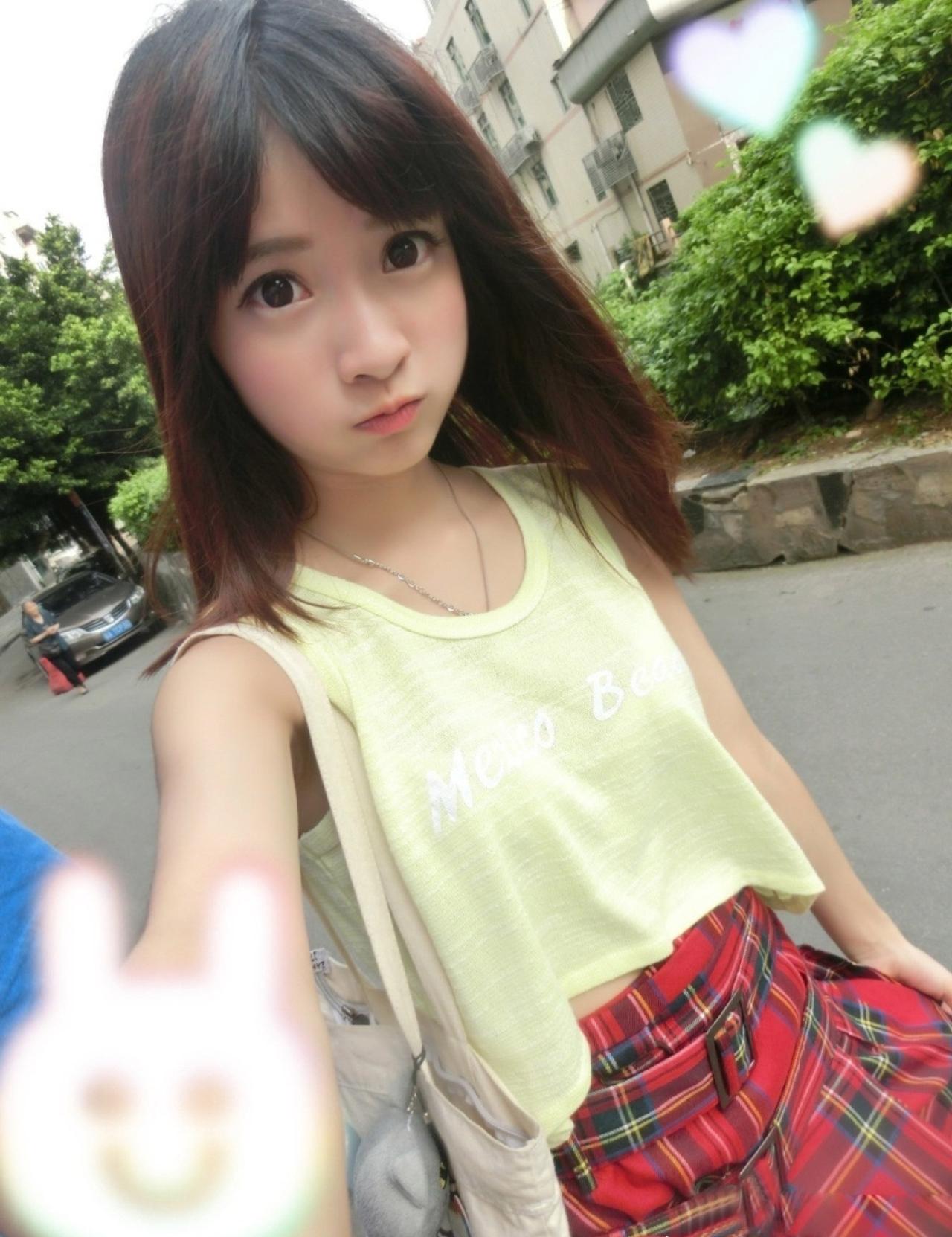 橘子酱身穿黄色背心，红色格子短裙嘟嘴自拍卖萌