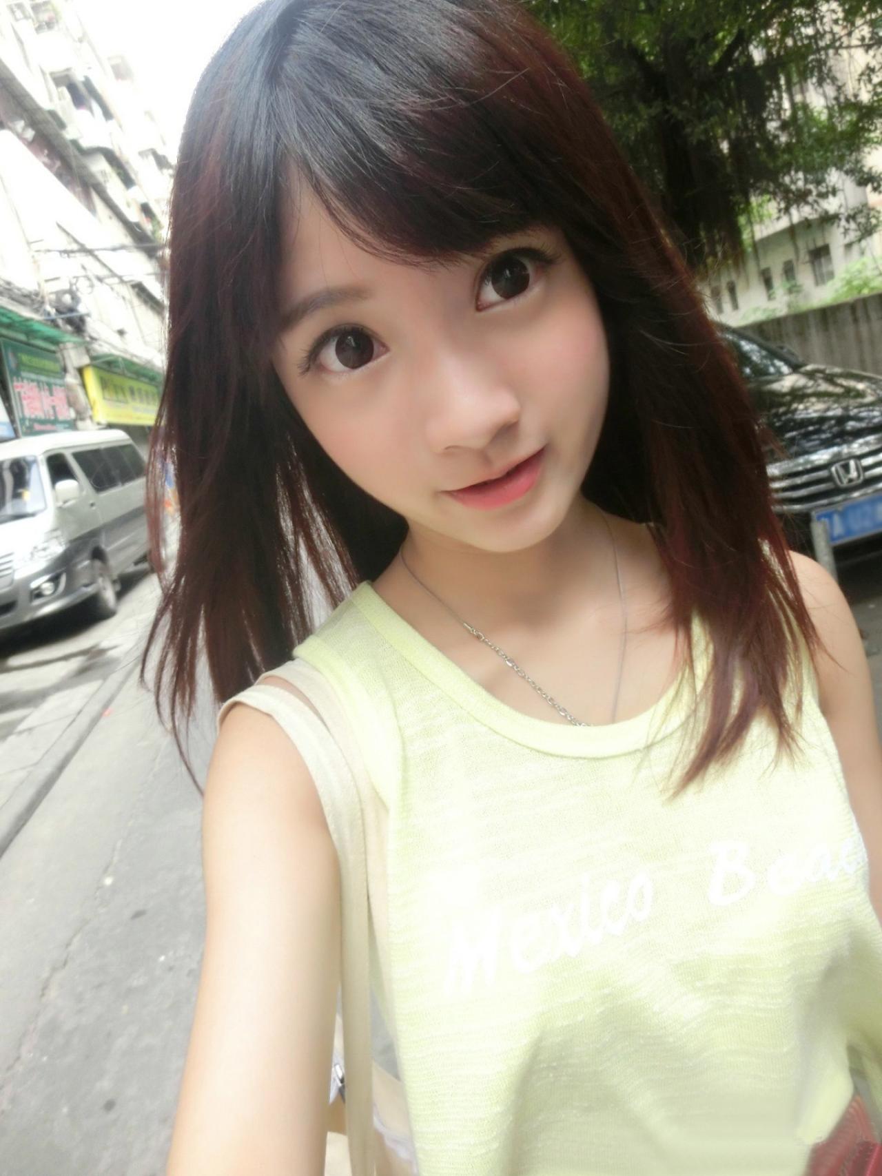 橘子酱身穿黄色背心自拍上半身