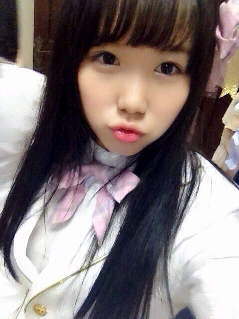 Miyo穿着演出服嘟嘴卖萌自拍