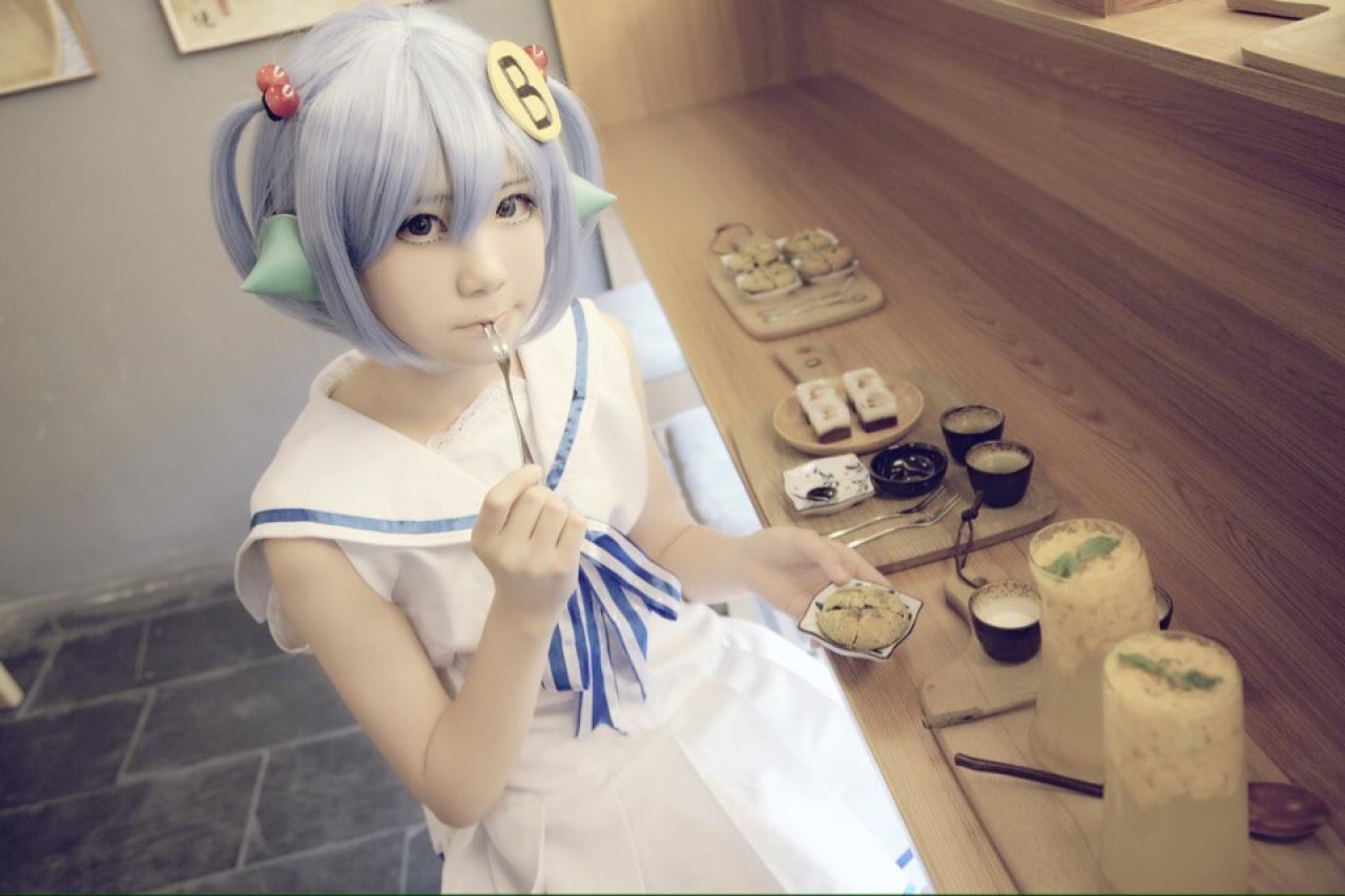 柒君扮演林小B正在品尝甜点