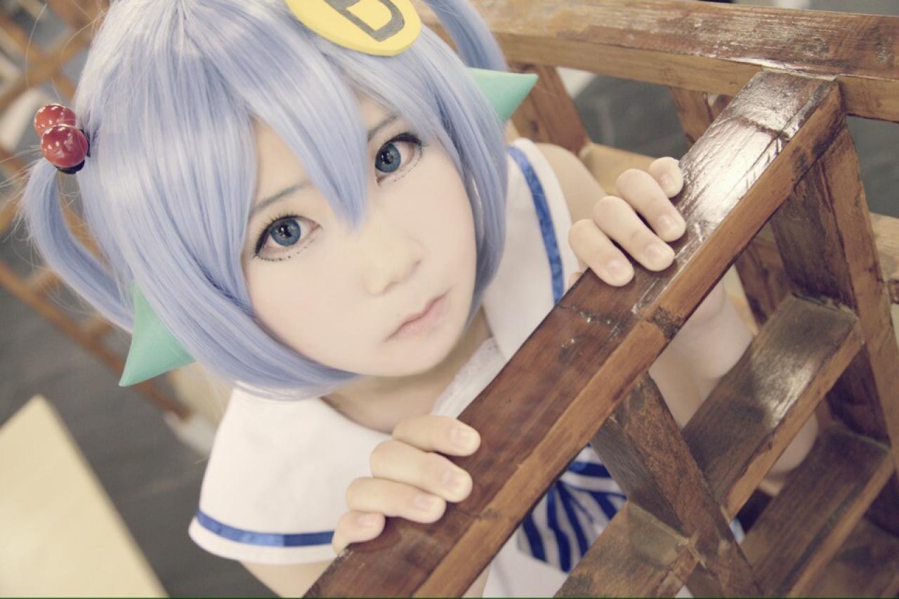 柒君扮演林小B扒在围栏上露出头的样子