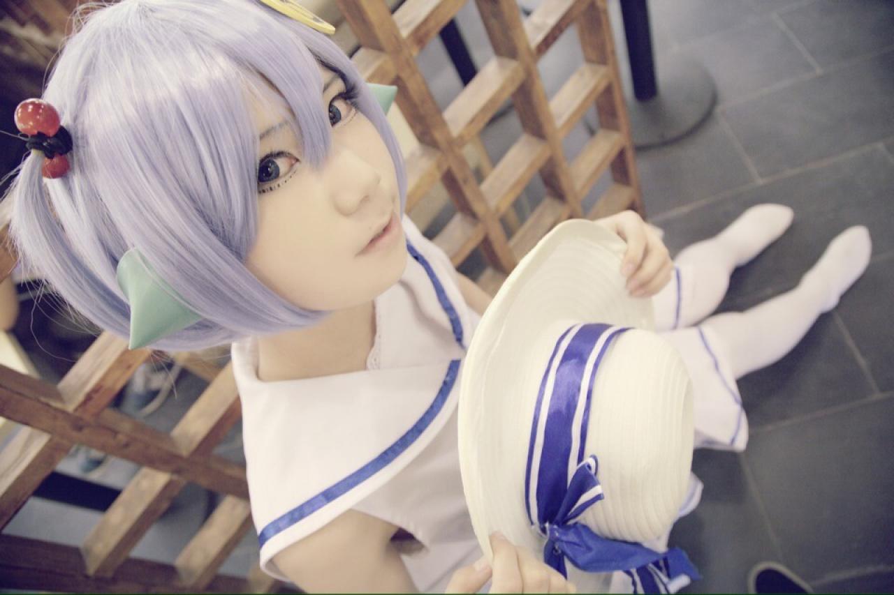 柒君扮演林小B卸下帽子，侧脸照