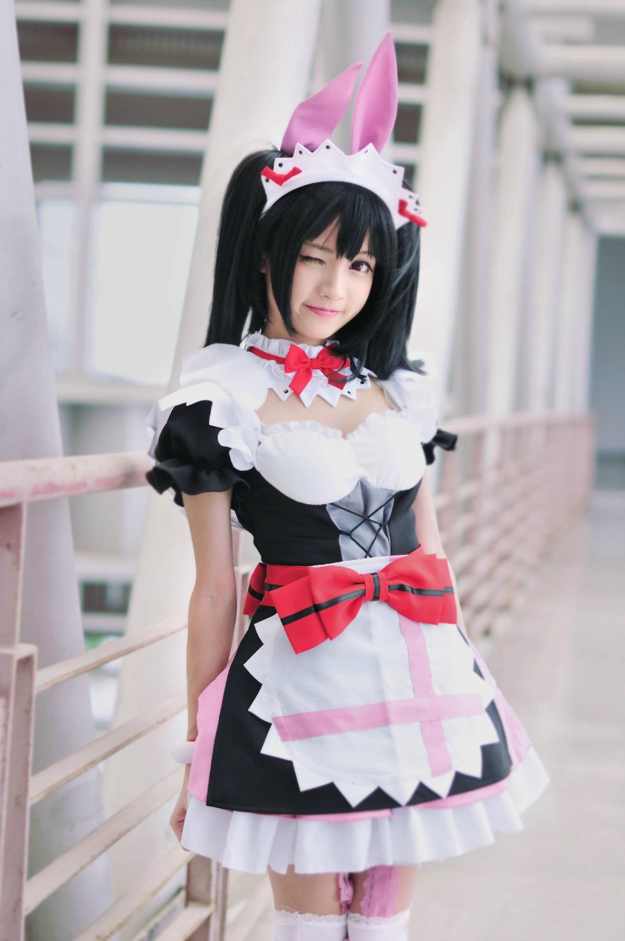 橘子酱扮演矢泽妮可在围栏前眨眼睛